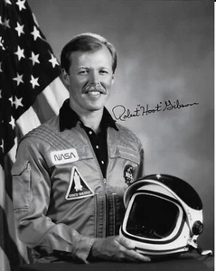 Foto firmada autografiada de Robert Hoot Gibson 8x10 astronauta de la NASA STS-41-B - Imagen 1 de 1