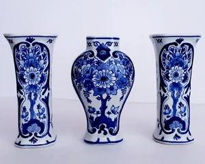 ROYAL DELFT PORCELEYNE FLES - 3 PIECE GARNITURE SET OF VASES SMALL - EXCELLENT - Picture 1 of 4