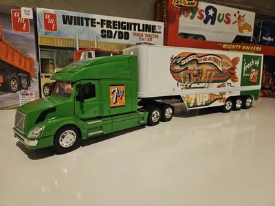 1/32 Scale Diecast Volvo VN-780 With Dry Van Trailer, NewRay  - Image 1 of 4