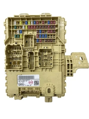 KIA SORENTO 2022 PANEL DE INSTRUCCIONES DISTRIBUCIÓN DE ENERGÍA CAJA DE CONEXIONES BLOQUE DE FUSIBLES Foto 1 de 4