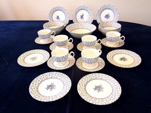 ROYAL VICTORIA TEA SET IN THE BLUE "ROSE BOUQUET" PATTERN INC. 9 BOWLS 28 PIECES - Picture 1 of 8