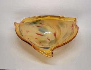 Mundgeblasene Kunstglas dreieckige Schale Bernstein rot blau eingeklemmte Ecken - Bild 1 von 8