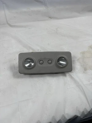 GMC Acadia 2007-2016 y Enclave techo trasero domo lámpara bisel - OEM Foto 1 de 4