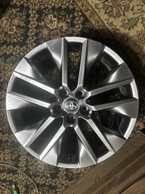 Llanta Hyper Silver Toyota RAV4 2019-2024 diseño OEM 19" 19x7,5 Foto 1 de 4