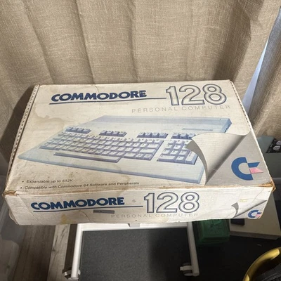 Piezas no probadas reparación Commodore 128 caja original fuente de alimentación y extras Foto 1 de 4