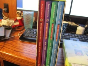 Questioneers Chapter Book Collection (Books 1-4) by Andrea Beaty (2021,... - Foto 1 di 3