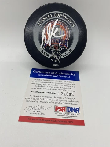SIGNED GAME PUCK NEW JERSEY DEVILS MARTIN BRODEUR PSA/DNA STANLEY CUP FINALS GM7 Cover