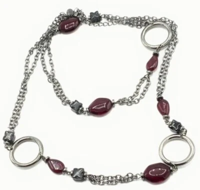 Collar de cadena tono hematita “roughed” de Lia Sophia con cuentas de vidrio rojo Foto 1 de 4