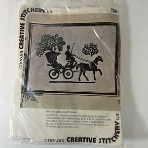 Kit Crewel Vintage CREATIVE STITCHERY #738A Elegante Coach Ricamo NUOVO 1974 con filato - Foto 1 di 7