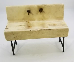FREGADERO DE COCINA DE PORCELANA ANTIGUA SUCIA MINIATURA CASA DE MUÑECAS CON PATAS DE METAL NEGRO - Imagen 1 de 5