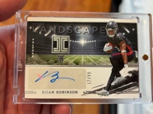 2023 Panini Impeccabile Bijan Robinson Rookie Paesaggio Auto SP/99 Falchi - Foto 1 di 2