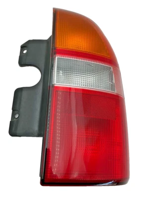 Conjunto de luces traseras Chevy Geo Tracker 1999-2004 lado derecho del pasajero OEM Foto 1 de 4