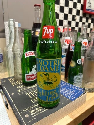 Garrafa comemorativa 7UP 1973 Notre Dame luta campeão nacional irlandês vazia - Imagem 1 de 4