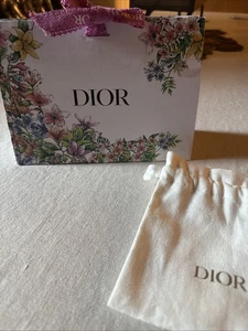 Bolsa de Regalo DIOR Cinta Estampado Floral Plegable 7.5" x 5.5" x 2.75" Y Bolsa - Imagen 1 de 5