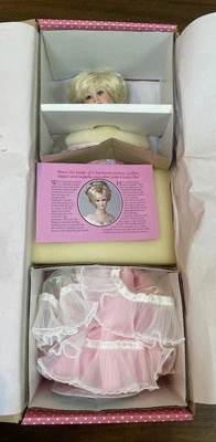 Muñeca de porcelana vintage Paradise Galleries Cenicienta Patricia Rose Foto 1 de 4