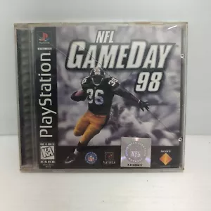 NFL GameDay 98 (Sony PlayStation 1, 1997) nuovo sigillato custodia rotta - Foto 1 di 7