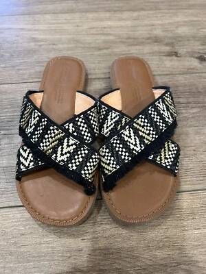 Босоножки-шлепанцы TOMS Viv черные желтовато-коричневые тканые с бахромой размер 6 женские шлепанцы крест-накрест - Изображение 1 из 4