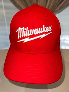 Cappello Berretto Milwaukee Scritta sul davanti e sul retro Rosso con Ricamo Bianco SnapbackEUC - Foto 1 di 10