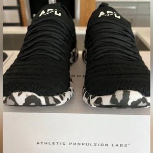Nuevo en caja $270 APL Mujer Techloom Wave Zapato para Correr Negro Blanco Leopardo 7.5 - Imagen 1 de 6