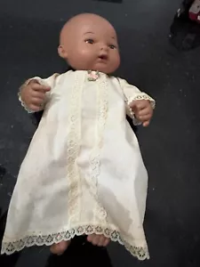Bambola vintage 14" afroamericana Playmates - Hong Kong - abito pizzo anni 70 - Foto 1 di 8