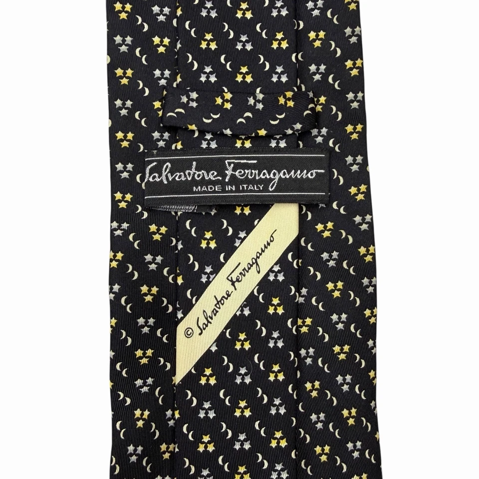 Salvatore Ferragamo Hombres Corbata Luna y Estrellas Negro Seda 3 7/8" (W) x 61.25" (L) Usada en Excelente Condición Foto 1 de 4