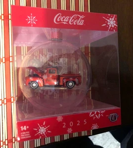 Camión Ford F-100 1956 Coca-Cola 2025 máquinas M2 adorno de Navidad - Imagen 1 de 2