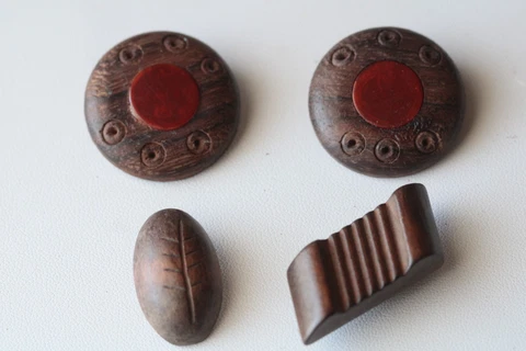 4 Antique Carved Wood & Pair of Carnelian Color Bakelite Coat Buttons Cover