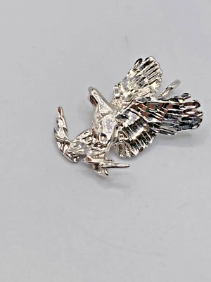 Broche prendedor vintage plateado águila pájaro en vuelo con plumas detalladas Foto 1 de 4