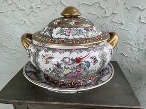 Gilt Chinoiserie Pink Family Rose Oval Ceramic Lidded Tureen and Underplate - Picture 1 of 12