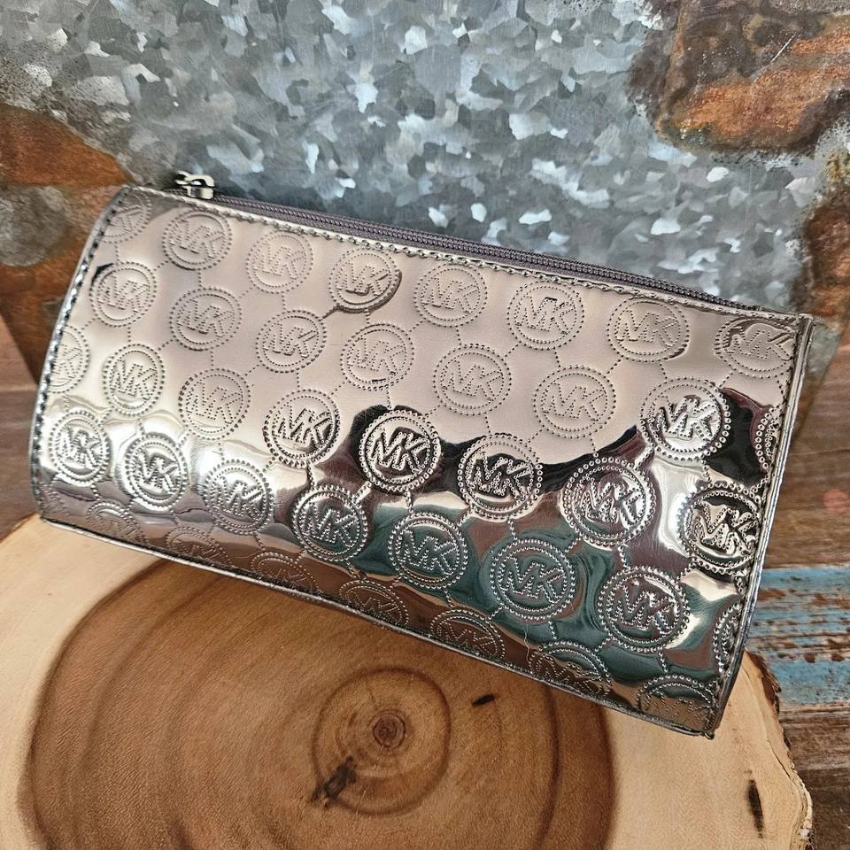 Bolso sin asas Michael Kors metálico plateado estampado de monograma y cremallera superior maquillaje ¡LINDO! Foto 1 de 4