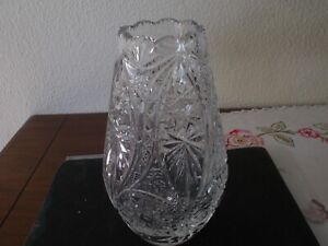 Vase en verre ou cristal taillé transparent