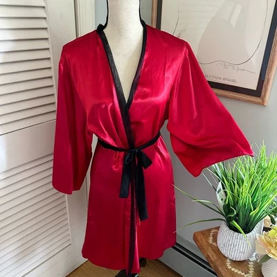 Bata grande roja satinada manga 3/4 bolsillos con cinturón salón OSCAR DE LA RENTA Foto 1 de 4