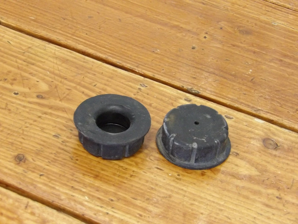 88-18 Yamaha Virago Vstar XV250 GAS TANK RUBBER FRONT DAMPER BUSHING 4H7-24181-0 - Image 1 of 1