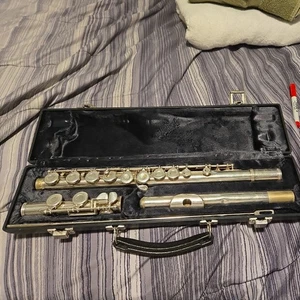 Armstrong 104 Student Flute in Black Hard Case - Picture 1 of 4