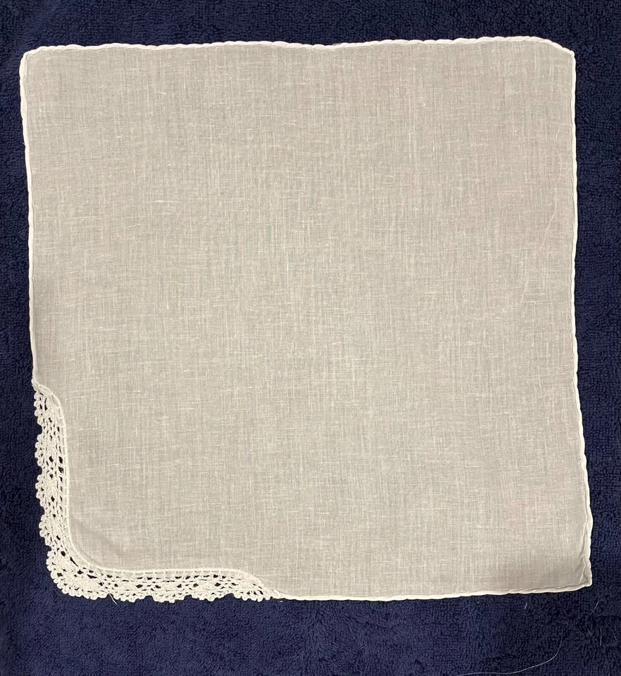 Juego de 3 pañuelos de algodón vintage con bordes de ganchillo a mano en una esquina Foto 1 de 2