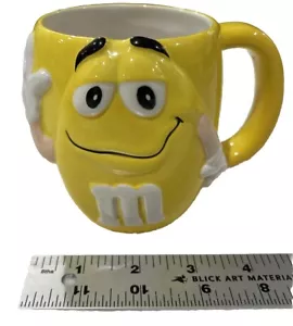 Tazza da caffè M&M Big Yellow in ceramica goffrata 3D da collezione - Foto 1 di 4