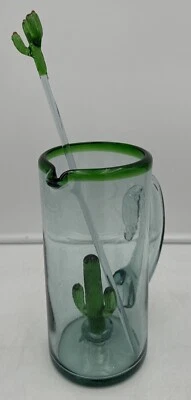 Jarra mexicana de vidrio soplado a mano con interior de cactus y borde verde Foto 1 de 4