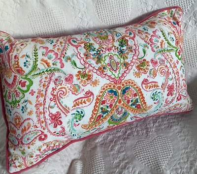 Хлопковая розовая хлопковая подушка 24 x 13 дюймов с вышивкой пейсли, вставка с утиными перьями - Изображение 1 из 4