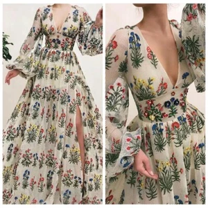 Langes Damenkleid Boho Stickerei Blumen Schlitz V-Ausschnitt lang Bischofsärmel - Bild 1 von 5