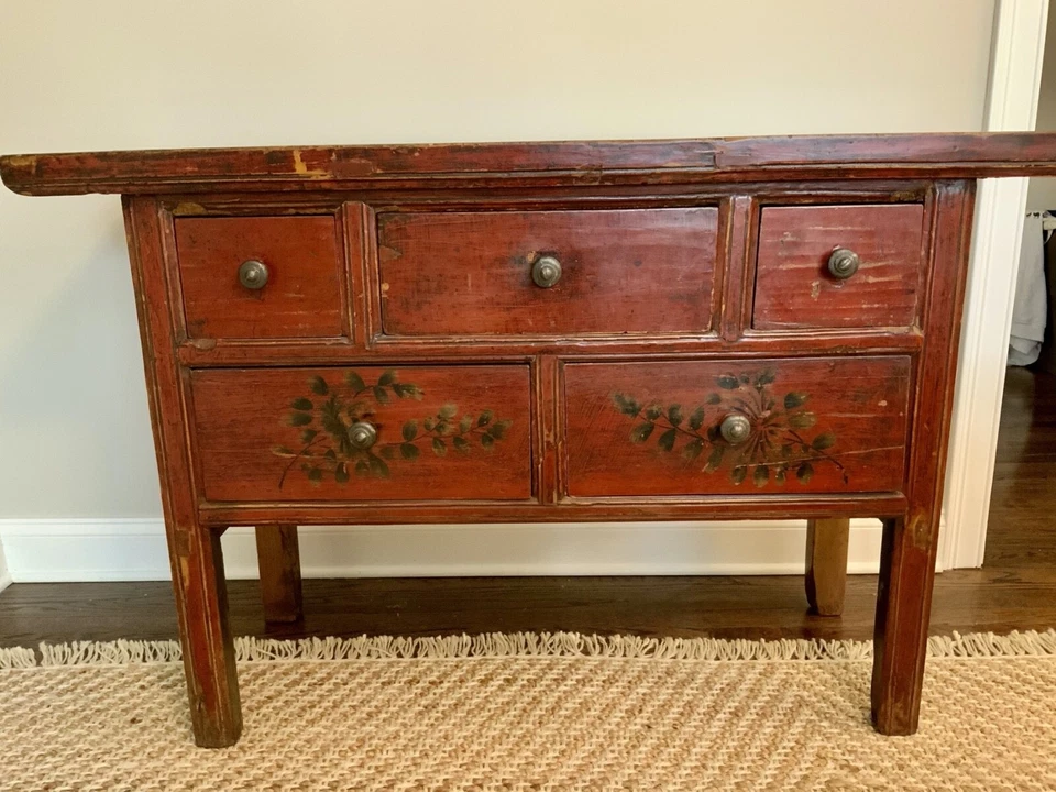 Cómoda consola china vintage pintada a mano de Lillian August Foto 1 de 4