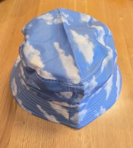 Fischerhut blauer Kopf in Wolken Sommerzeit Medium/Large Beachwear Happy Party Hut - Bild 1 von 2