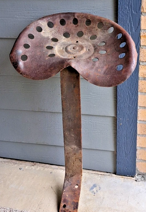 Bandeja de asiento de tractor vintage con soporte de montaje incluido. Foto 1 de 4