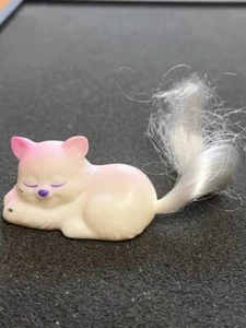 1994 Barbie So Much To Do Schlafzimmer weiß und rosa schlafende Katze bürstbarer Schwanz - Bild 1 von 4