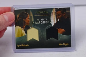 2016 Cryptozoic Arrow Season 3 Dual Wardrobe #DM2 - Bild 1 von 2