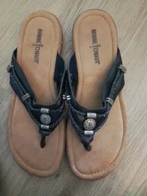 Sandalias de Tanga Minnetonka para Mujer Talla 8 Azul Marino Cuero Adornos Plateados Foto 1 de 4