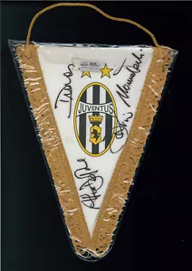 GAGLIARDETTO JUVENTUS CON AUTOGRAFI - Foto 1 di 1