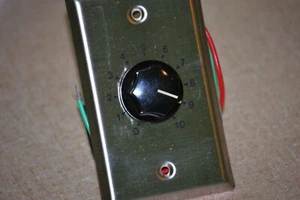 Audio Line Attenuator 10W 70V Calrad 25-351 NOS - Mono mit Wandplatte - Bild 1 von 3