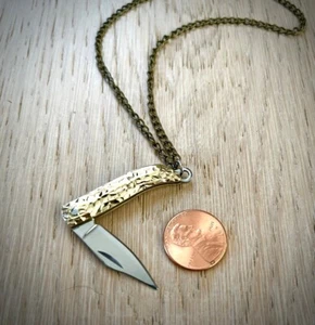Miniatur Erdnuss klappbares Taschenmesser Halskette - Mini 1,4" Stahlklinge Goldmutter - Bild 1 von 2