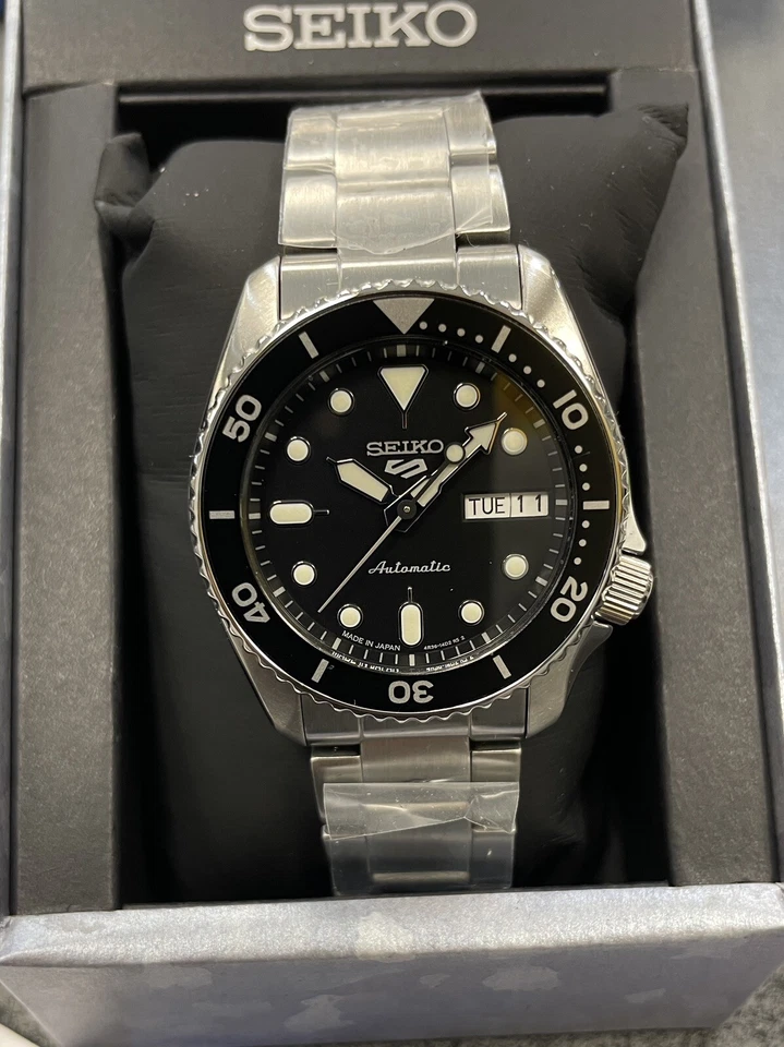 Con etiquetas Reloj Seiko 5 Five Sports SRPK29 Automático Tamaño Mediano Esfera Negra Mad G2U Foto 1 de 4