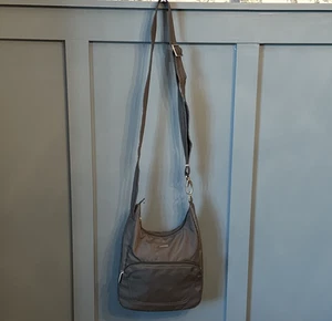 120 $ Travelon Anti-Diebstahl klassische Umhängetasche Bucket Bag grau Crossbody - Bild 1 von 11